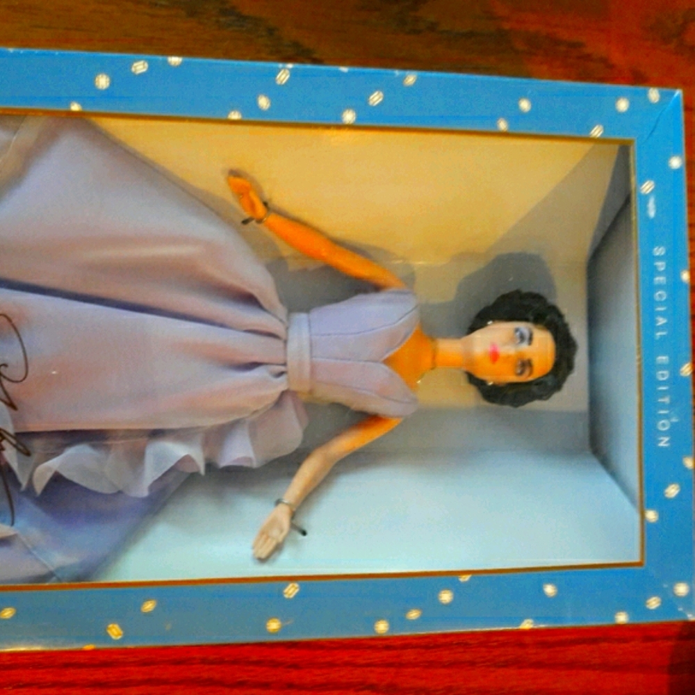 Elizabeth Taylor Secial Edition Barbie Doll - Picture 5 of 6